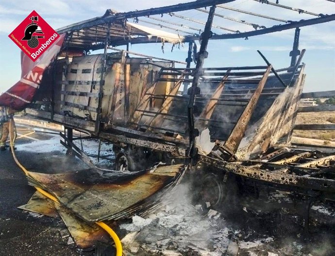 Bomberos extinguen un incendio de un camión de grandes dimensiones en la A-7 a su paso por Elche