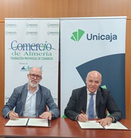 El director territorial de Andalucía Oriental Unicaja, Juan Cayuela, y, el presidente de la Federación de Comercio de la provincia de Almería, Javier Moya.