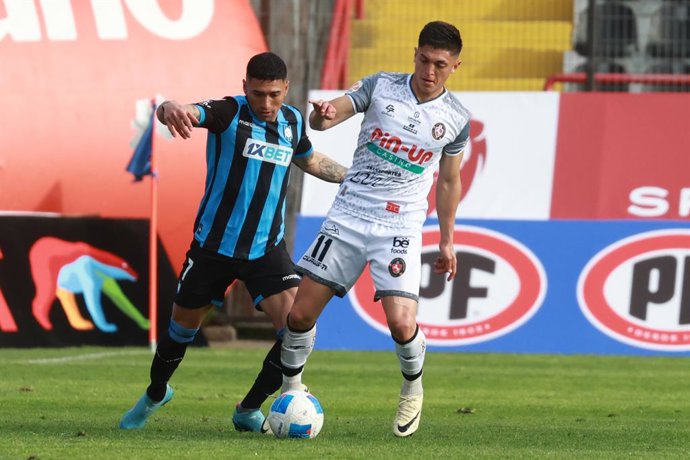 Futbol, Huachipato vs Deportes Limache Vigesima fecha, campeonato Nacional 2025. El jugador de Deportes Limache Felipe Fritz, derecha, juega el balon contra Huachipato durante el partido de primera division disputado en el estadio CAP de Talcahuano,