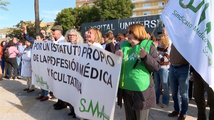 Concentración de médicos en el Virgen del Rocío de Sevilla contra el Estatuto Marco.