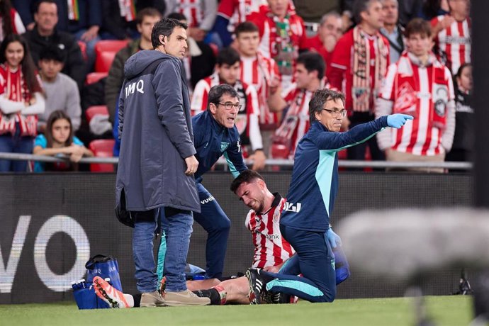 El jugador del Athletic Club Aymeric Laporte siendo atendido en la banda de San Mamés.