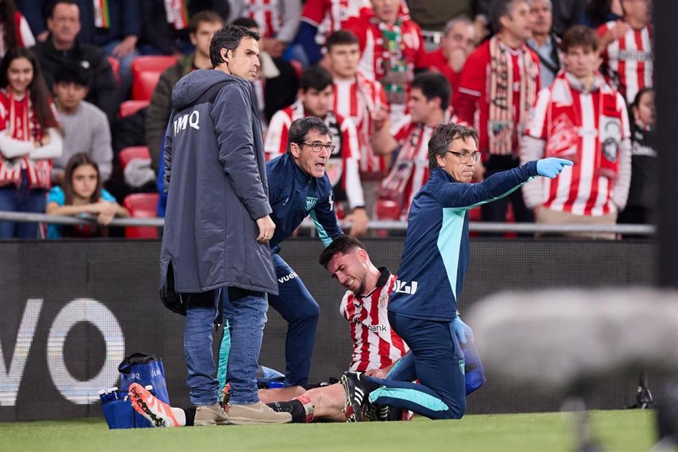 El jugador del Athletic Club Aymeric Laporte siendo atendido en la banda de San Mamés.