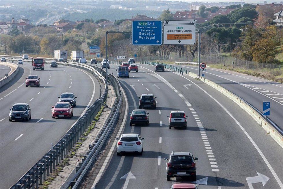 Archivo - Circulación moderada en la autovía de Extremadura en una imagen de archivo