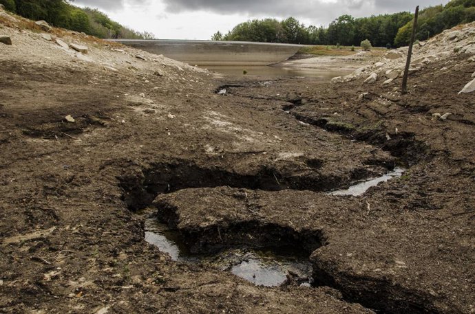 Archivo - El pantano de Santa Fe seco, en el parque natural del Montseny, a 19 de septiembre de 2023, en Fogás de Monclús, Barcelona, Catalunya (España). La sequía afecta al embalse del Montseny, construido en 1920 para generar electricidad a un hotel de 