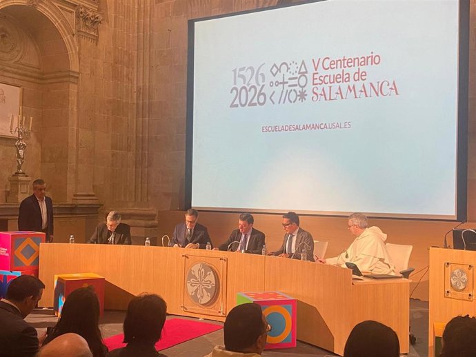 Firma del protocolo entre las instituciones para conmemorar en 2026 el V Centenario de la Escuela de Salamanca.