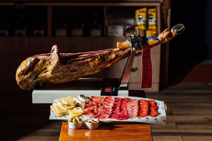 ¿Qué Significa Que Un Jamón No Lleve Brida? Esto Es El "Fuera De Norma" Y Cómo Se Diferencia Del Ibérico