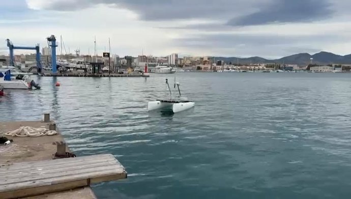 La UJI prueba en el Puerto de Castellón el nuevo catamarán robótico autónomo para reparar infraestructuras marinas