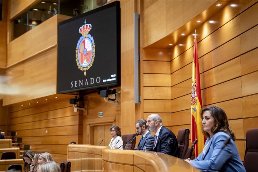 Archivo - El presidente del Senado, Pedro Rollán (2d), interviene durante una sesión plenaria, a 4 de noviembre de 2025, en Madrid (España). El senado debate el nuevo modelo de financiación autonómica a petición del grupo parlamentario Izquierda Confede