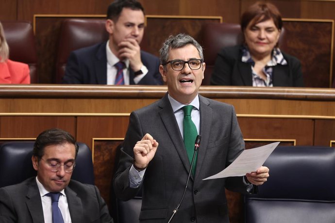 O Ministro da Presidência, Justiça e Relações com os Tribunais, Félix Bolaños, fala durante uma sessão de controle do governo no Congresso dos Deputados, em 10 de dezembro de 2025, em Madri (Espanha). O governo enfrenta mais uma semana de