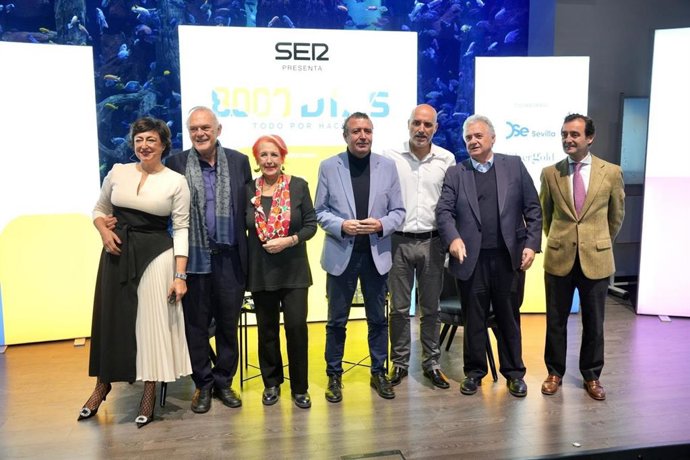 Foto de familia del foro '8.000 días. Todo por hacer', organizado por la Cadena SER, para reflexionar sobre la vida a partir de los 60 años.