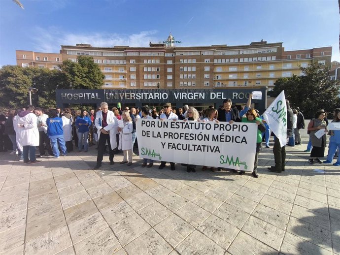 Concentración con motivo de la huelga contra el Estatuto Marco en el Virgen del Rocío.