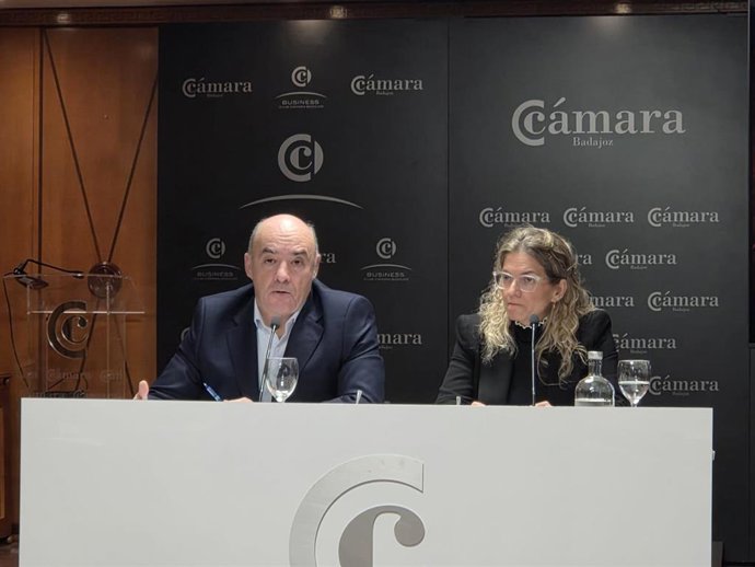 El presidente de la Cámara de Comercio de Badajoz participa en un desayuno informativo