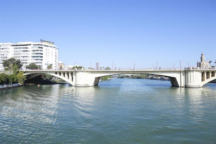 Archivo - Puente de San Telmo durante el acto de celebración del Día Mundial del Turismo. Imagen de archivo.