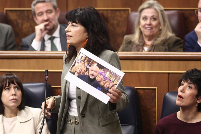 La ministra de Igauldad, Ana Redondo, interviene durante una sesión de control al Gobierno, en el Congreso de los Diputados, a 10 de diciembre de 2025, en Madrid (España). El Gobierno se enfrenta una semana más a las preguntas de la oposición, en concreto