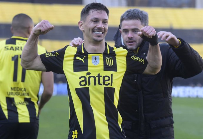 Futbol, Penarol vs Nacional. Fecha 2, Torneo Clausura 2025. El jugador de Penarol, Maximiliano Silvera, celebra su gol contra Nacional durante un partido del Torneo Clausura disputado en el estadio Campeon del Siglo en Montevideo,