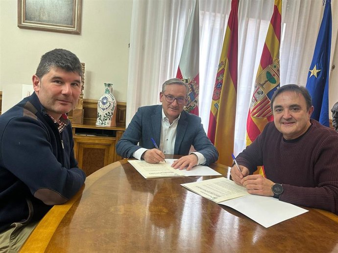 Firma del convenio entre la Diputación de Teruel y la Asociación Turolense de Productores de Leche y Queso.
