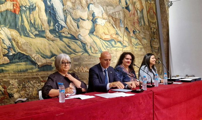 El alcalde de León, José Antonio Diez (segundo por la izquierda), durante el acto de entrega de los Premios Labor Voluntaria, con reconocimientos a San Juan de Dios, Activos y Felices, Policía Local y Bomberos.