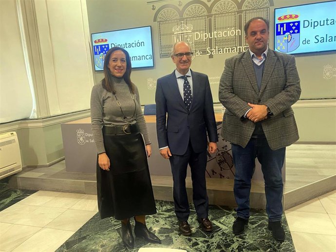 La diputada de Medio Ambiente, Pilar Sánchez, junto al presidente de la Diputación Javier Iglesias (c) y el diputado de Protección Civil, Roberto Martín (d).