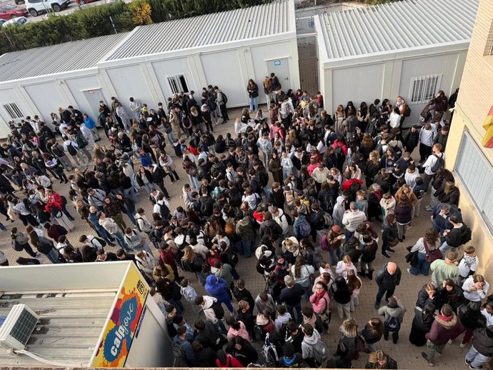 Protesta d'estudiants del IEs Ifach contra la retirada d'aules prefabricades.