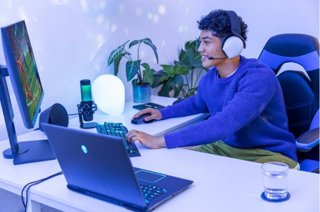 Un chico jugando en un ordenador de sobremesa Windows