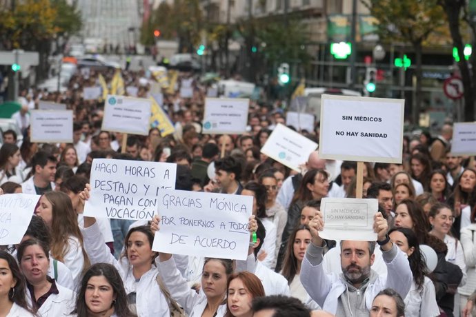 Médicos durante uma manifestação convocada pelo Sindicato Médico Basco em 9 de dezembro de 2025 em Bilbao, País Basco (Espanha). O sindicato está reivindicando um estatuto próprio para seu setor e, portanto, está iniciando uma greve que durará até a próxi