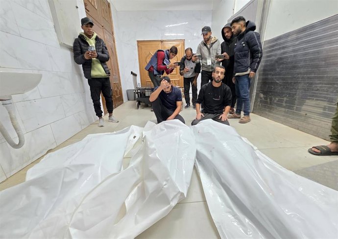 Palestinos en el Hospital Naser de Jan Yunis junto a dos muertos por los ataques de Israel contra la Franja de Gaza a pesar del alto el fuego en vigor desde el 10 de octubre de 2025 (archivo)