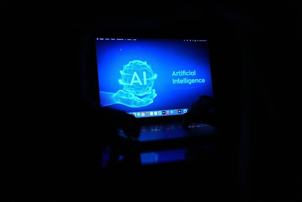 Archivo - Un ordenador con las siglas AI de Artificial Intelligence (Inteligencia Artificial), a 24 de octubre de 2025, en Barcelona, Cataluña (España). Según un estudio de la Universidad Internacional de La Rioja (UNIR), España se sitúa a la cabeza del