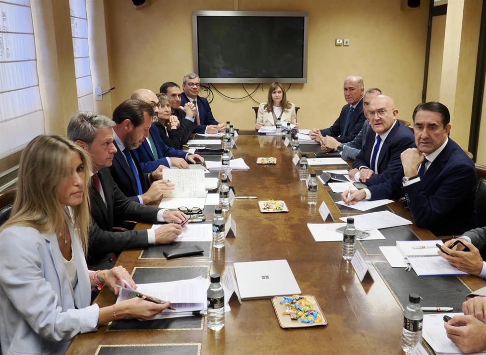 Archivo - El ministro de Transportes, Óscar Puente, el alcalde de Valladolid, Jesús Julio Carnero, el secretario de estado José Antonio Santanao Clavero, y el consejero de Fomento y Medio Ambiente, Juan Carlos SUárez-Quiñones, durante  una reunión de la