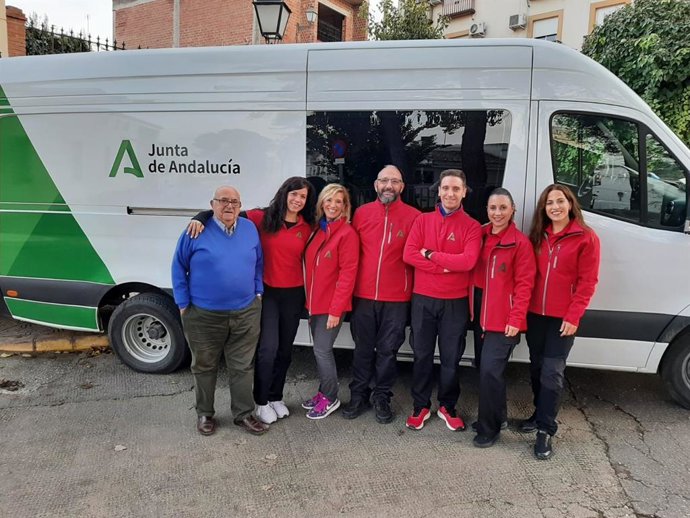 Personal del Centro de Transfusión Sanguínea de Jaén ante una unidad móvil.