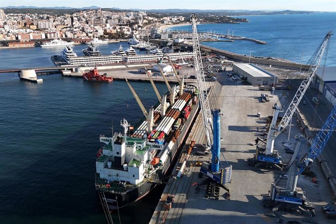 Descargan más de 2.000 toneladas de tubos de acero en el Port de Tarragona