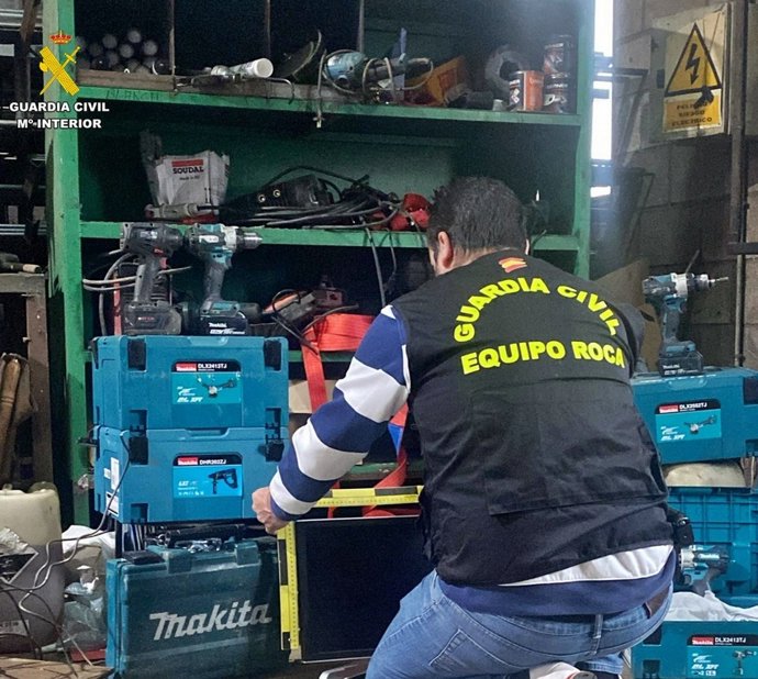 Un agente inspecciona el lugar