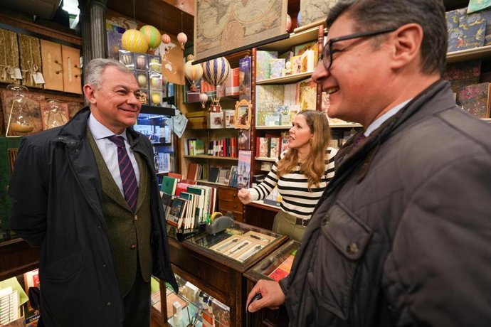 El alcalde de Sevilla, José Luis Sanz, y el delegado de Comercio, Álvaro Pimentel.