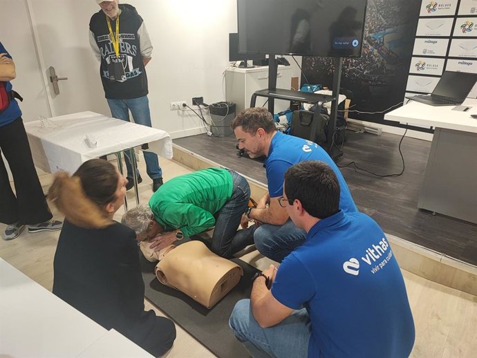 Vithas Málaga imparte una formación en RCP a los voluntarios de la Generali Maratón de la capital malagueña.