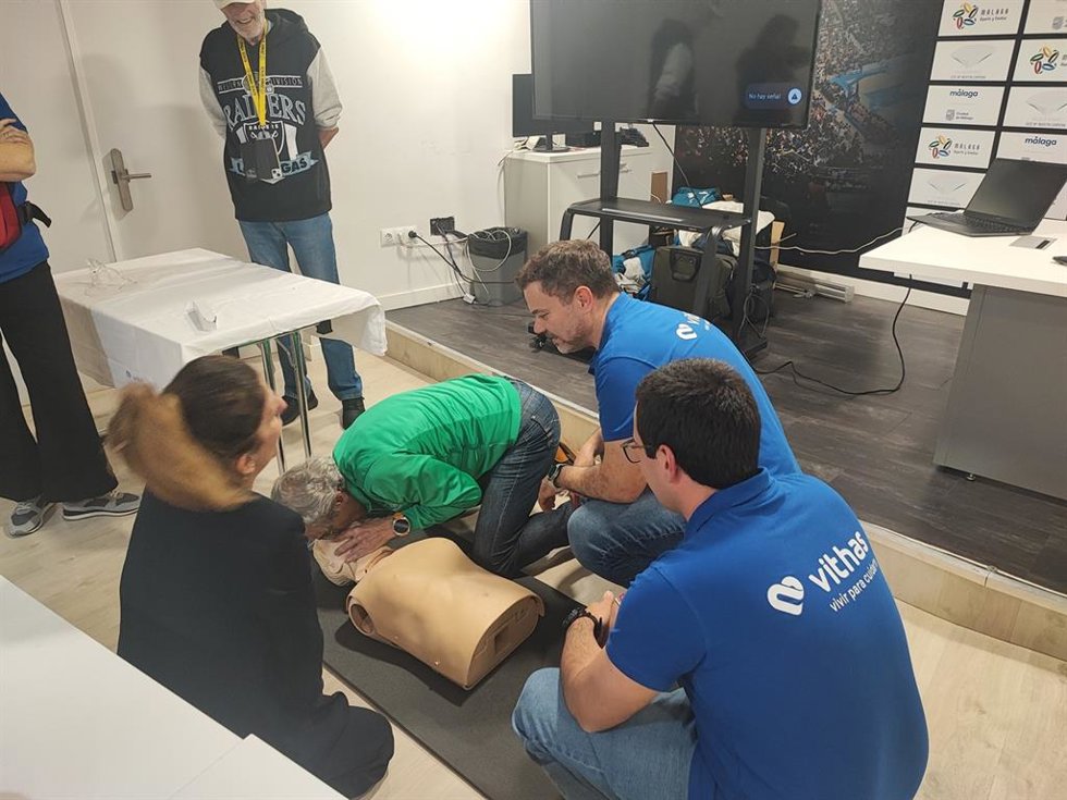Vithas Málaga imparte una formación en RCP a los voluntarios de la Generali Maratón de la capital malagueña.