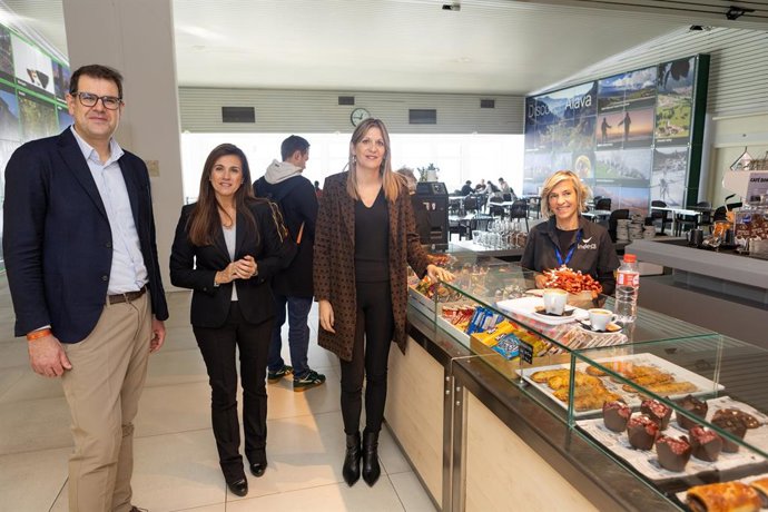 Ezkerretik eskuinera: Ander Eguidazu Indesako zuzendari kudeatzailea, Begoña Llarena Gasteizko aireportuko zuzendaria eta Saray Zarate Arabnako Aldundiko Ekonomia Garapenaren eta Jasangarritasuneko diputatua