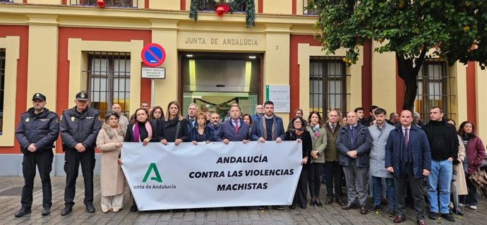 Minuto de silencio en la Delegación del Gobierno andaluz en Sevilla, en la Plaza de la Contratación, por la víctima de violencia machista en El Viso del Alcor.