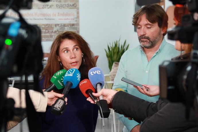 El coordinador general y la vicecoordinadora de la Asociación Pro a los Derechos Humanos en Andalucía (Apdha), Diego Boza y Macarena Olid.