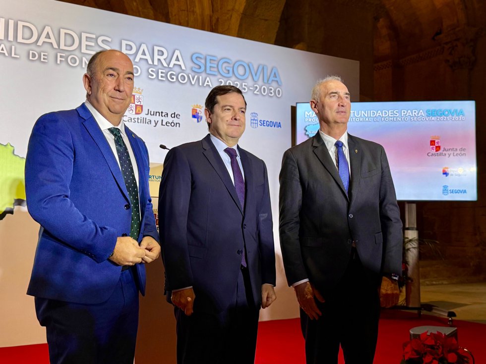 El presidente de la Junta, Alfonso Fernández Mañueco, (c) junto al alcalde de Segovia, José Mazarías, (d) y el presidente de la Diputación segoviana, Miguel Ángel de Vicente (i).