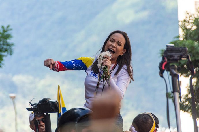 Archivo - Arquivo - María Corina Machado, líder da oposição venezuelana, fala na rua, em 9 de janeiro de 2025, em Caracas, Venezuela. A equipe de campanha da líder da oposição venezuelana, María Corina Machado, denunciou que a proeminente dissidente foi a