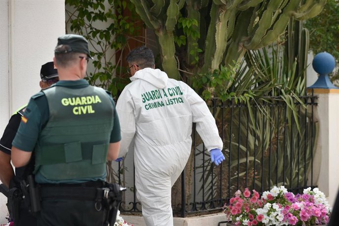Archivo - Agentes de la Guardia Civil y de Criminalística de la Guardia Civil en las inmediaciones de una vivienda en Murcia