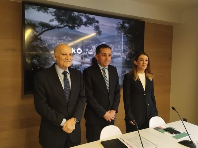 El presidente de BBK, Xabier Sagredo, y la directora de Obra Social, Nora Social, durante la presentación del opresupuesto de la fundación para 2026