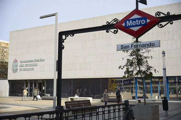 Exterior de la estación de San Fernando tras la reapertura total de la línea 7B de Metro de Madrid