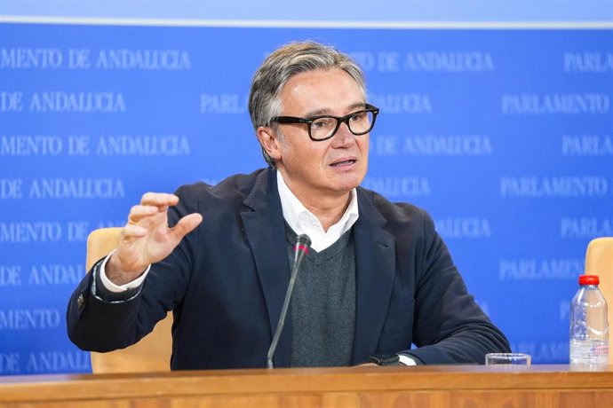 El portavoz del Grupo Parlamentario Vox, Manuel Gavira, durante la ronda de ruedas de prensa de portavoces de los grupos parlamentarios en el Parlamento de Andalucía, a 10 de diciembre de 2025 en Sevilla (Andalucía, España). Los portavoces de los grupos p