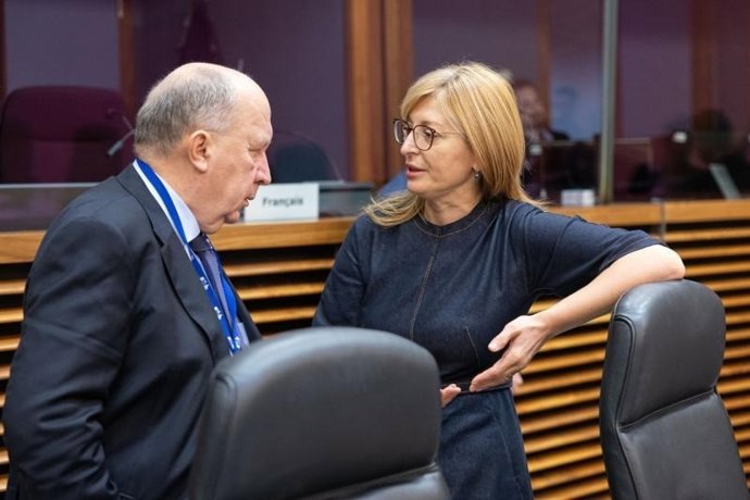 A Comissária de Inovação Ekaterina Zaharieva com o Comissário de Defesa na reunião do Colégio de Comissários.
