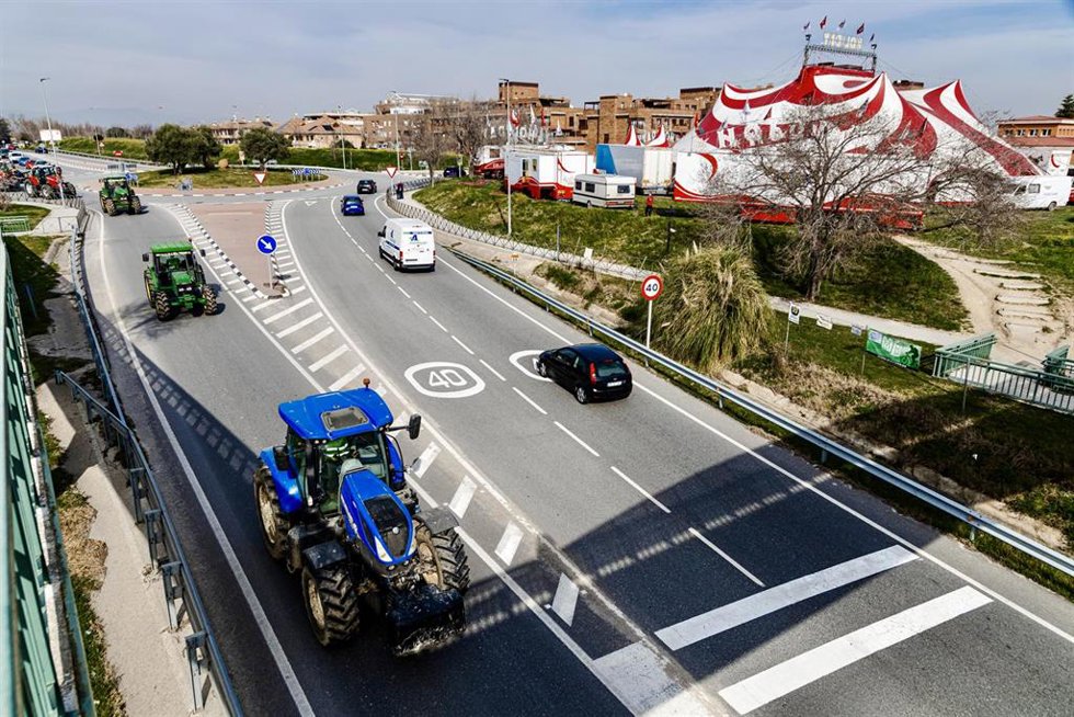 Archivo - Los tractores se dirigen hacia Brunete tras una concentración de agricultores en la carretera M-600