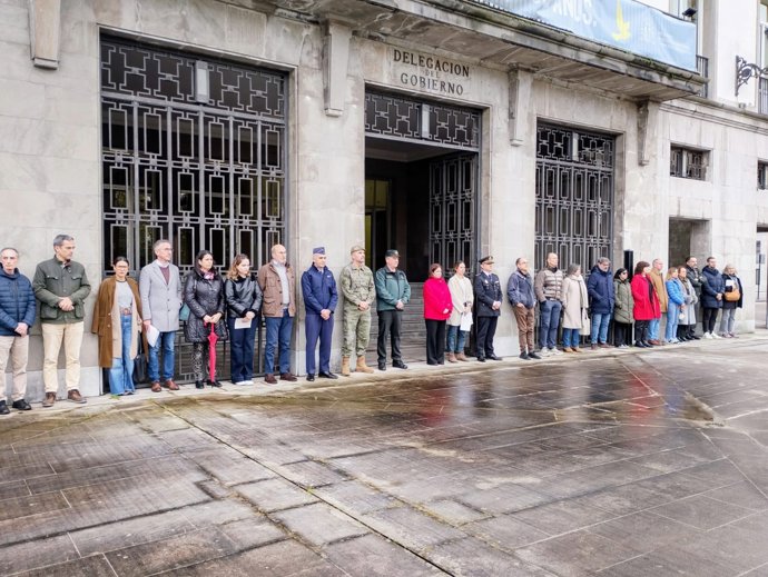 Lastra asiste al minuto de silencio de condena contra los asesinatos por violencia de género de otras tres mujeres.