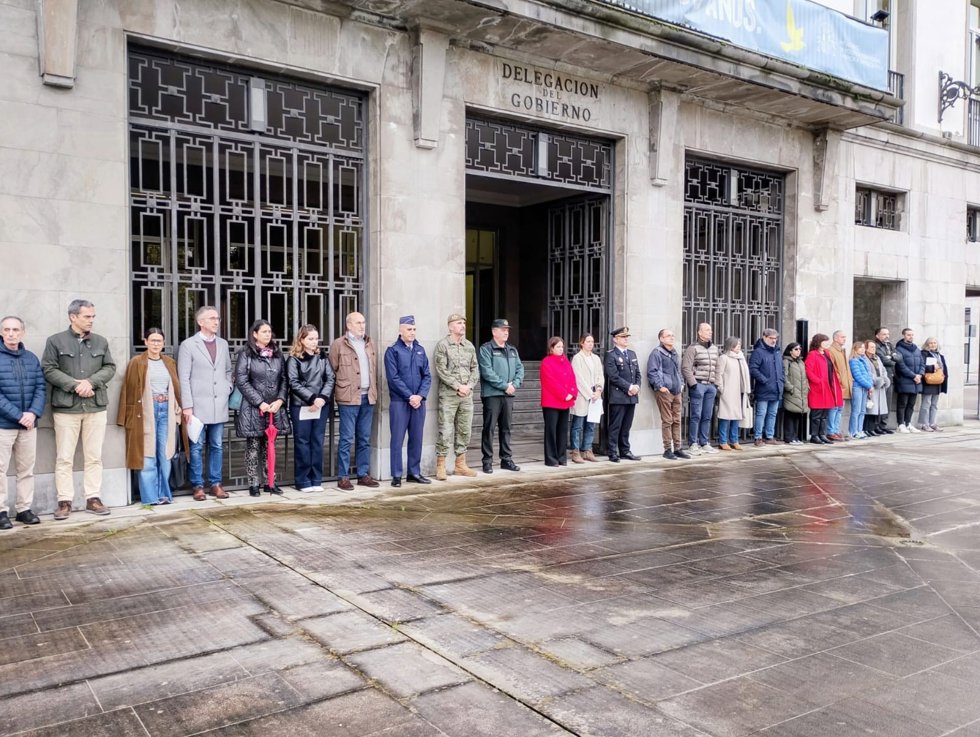 Lastra asiste al minuto de silencio de condena contra los asesinatos por violencia de género de otras tres mujeres.