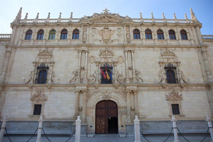 Archivo - Puerta principal y fachada de la Universidad de Alcalá.