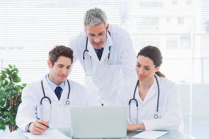 Doctores consultando los datos en NS-Hospital