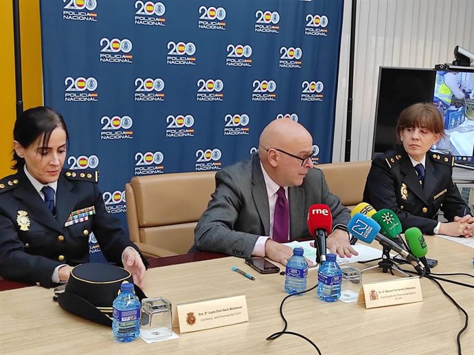 El subdelegado del Gobierno de España, Manuel Fernández,  junto a la comisaria jefa provincial de la Policía Nacional, Layla Dris Hach-Mohamed (izq) y la jefa de la Brigada Provincial de Extranjería y Fronteras, Esther Pegalajar (dcha)